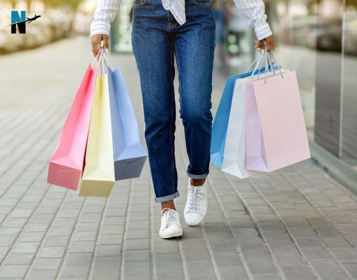 הליכה עם קניות מהדיוטי פרי עם שקיות לחניון